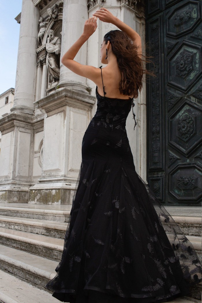 ОДИЛИЯ - Вечернее сверкающее платье черного цвета силуэта рыбка декорированное перьями | Paulain