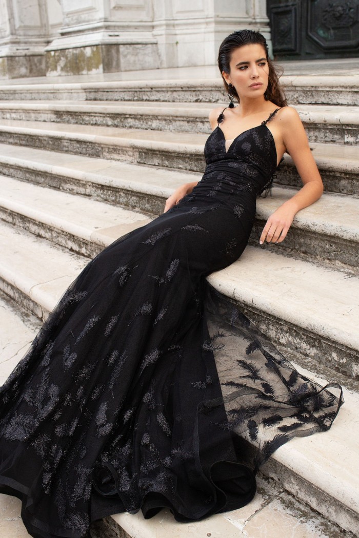 Вечернее сверкающее платье черного цвета силуэта рыбка декорированное перьями - ОДИЛИЯ | Paulain