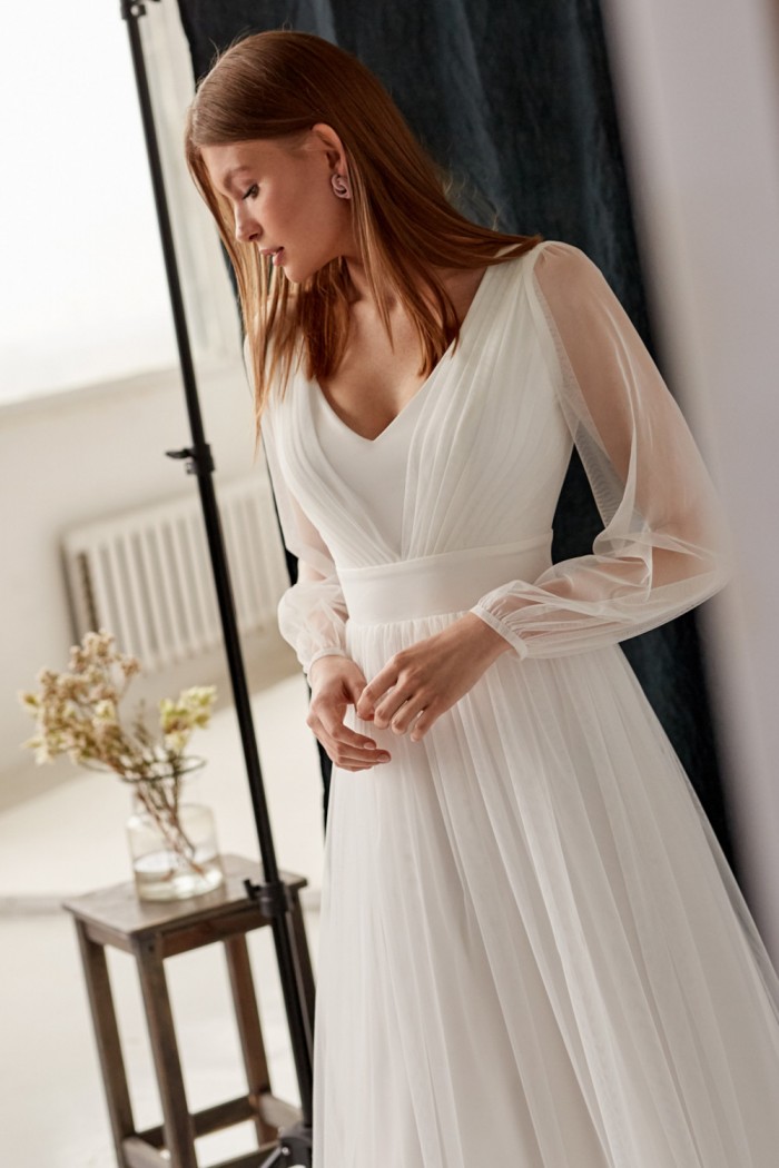 КЭМ - Легкое фатиновое платье длины миди с V-образным вырезом и длинными рукавами | Paulain