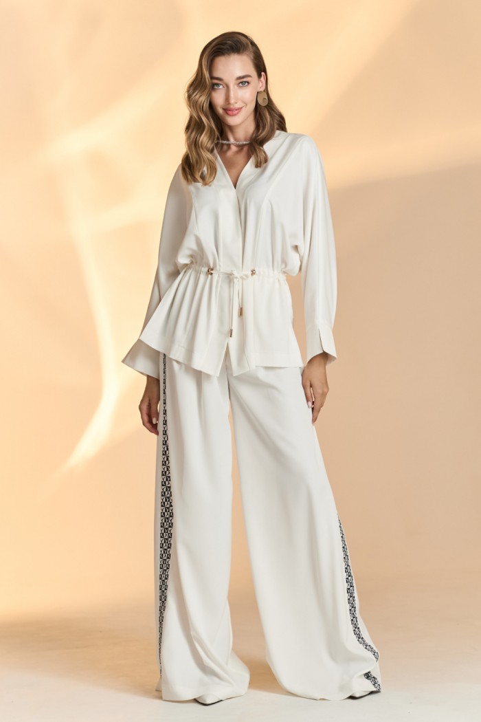 БЛУЗКА 1B2327 - Белая блузка-кимоно в стиле кэжуал с V-образным вырезом и длинным рукавом | Paulain