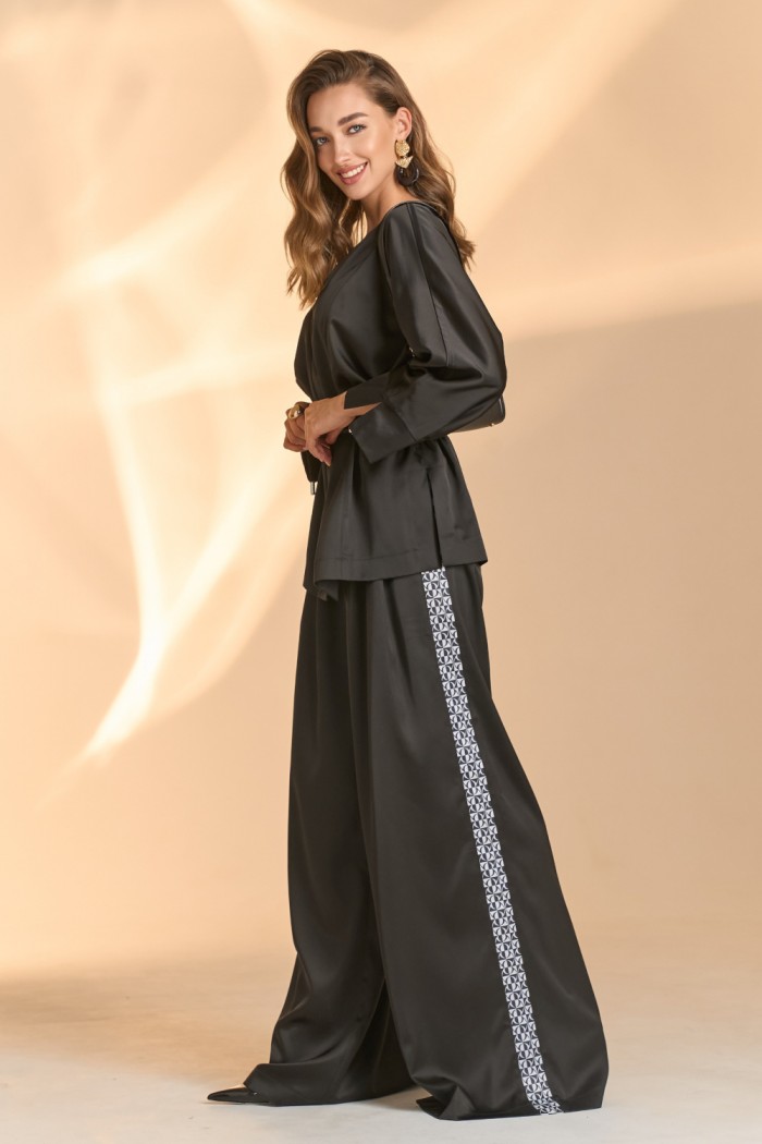 БРЮКИ 4B2315 - Женские черные брюки палаццо с лампасами  | Paulain